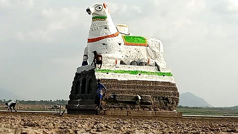 Nandhi statue