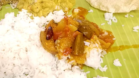 சாம்பாரில் கரப்பான் பூச்சி 