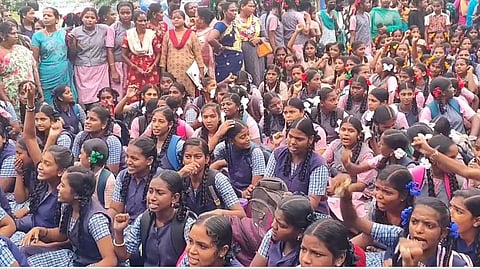மாணவிகள் போராட்டம்