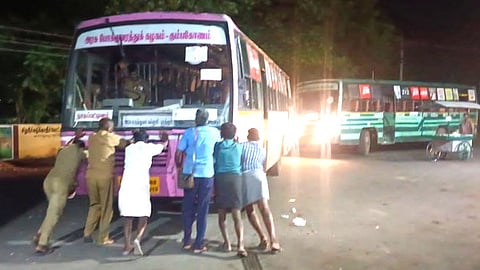 அரசு பேருந்தை தள்ளிச் சென்ற பயணிகள்