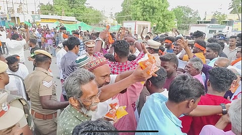 இந்து மக்களுக்கு குளிர்பானங்களை வழங்கிய இஸ்லாமியர்கள்