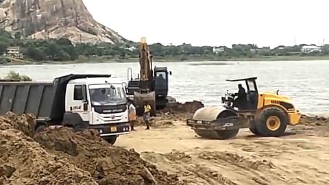 அனுமதியின்றி மணல் அள்ளி தனியாருக்கு விற்பனை புகார்