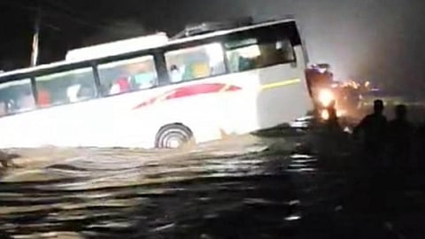 குஜராத்: வெள்ளத்தில் சிக்கிய தமிழக பக்தர்களின் பேருந்து