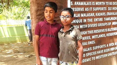 தங்கச் சங்கிலியை மீட்டு வனத்துறையினரிடம் ஒப்படைத்த சிறுவர்கள் 