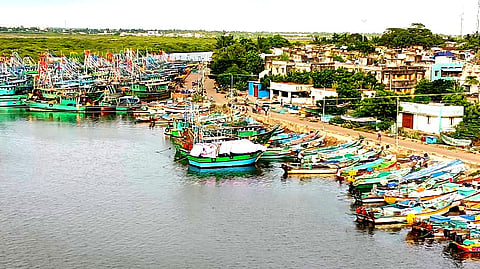 கரையில் காத்திருக்கும் படகுகள்