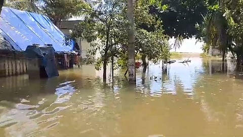 ஊருக்குள் புகுந்த வெள்ளம்