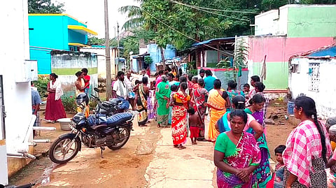 அச்சத்தில்  கிராம மக்கள் 