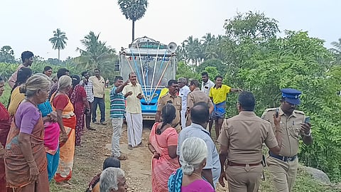 சடலத்துடன் போராட்டத்தில் ஈடுபட்ட கிராம மக்கள்