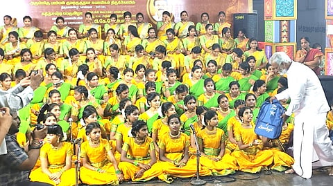 பாராயணம் செய்தவர்களுடன் அமைச்சர் சேகர்பாபு