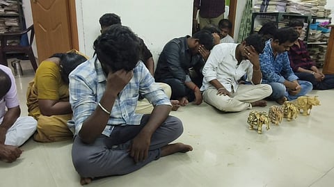 விற்பனைக்கு வந்த யானை தந்தத்தால் ஆன யானை பொம்மைகள் 