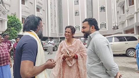 நடிகை ரம்யா பாண்டியன் - நடிகர் சூரி சந்திப்பு