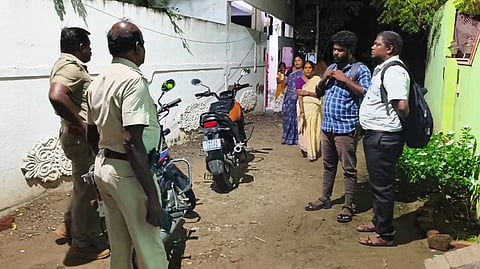 பெண்களை ஒருமையில் பேசிய நிதி நிறுவன ஊழியர்