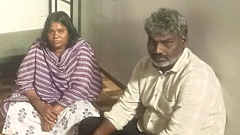 அரசுப் பள்ளி ஆசிரியர் மனைவியுடன் கைது 