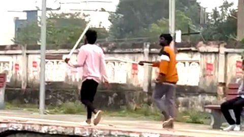 ரயில்  பயணிகளை தாக்கிய இளைஞர்கள்