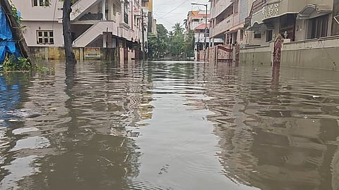 குடியிருப்பு பகுதிகளில் சூழ்ந்துள்ள வெள்ளம் 