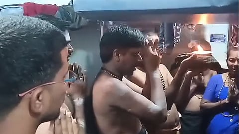சேலத்தில் ரயிலில் ஐயப்ப பக்தர்கள் கற்பூரம் ஏற்றி வழிபாடு