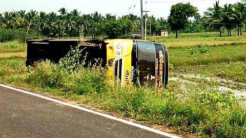 வயல் வெளியில் கவிழ்ந்த தனியார் பள்ளி பேருந்து