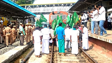 ரயில் மறியல் போராட்டத்தில் ஈடுபட்ட விவசாயிகள் கைது
