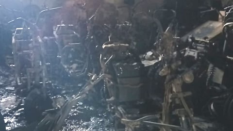 ஸ்கூட்டர்கள் எரிந்து சேதம்