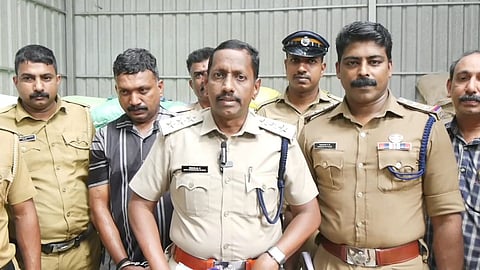 குற்றவாளியுடன் போலீசார்