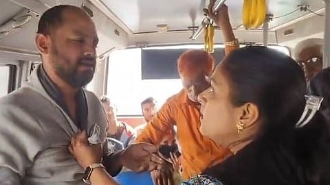 இளைஞரின் கன்னத்தைப் பழுக்க வைத்த பெண்