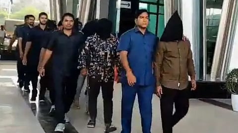 அண்ணன் வீட்டில் கும்பலுடன் கொள்ளையடித் தம்பி