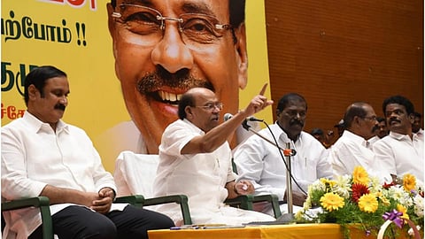 பாமக-பொதுக்குழு மேடையில் ராமதாஸ் மற்றும் அன்புமணி இடையே வார்த்தை மோதல்