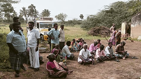 கிராம மக்கள் தர்ணா