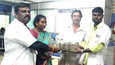 ஆம்புலன்ஸ் ஊழியர்கள்
