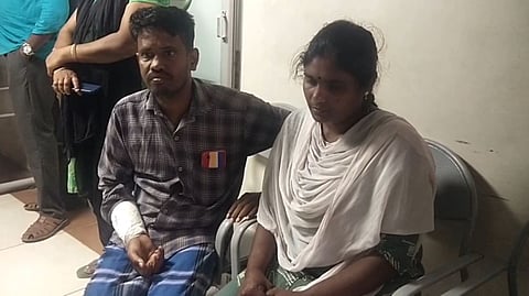 மாணவியின் பெற்றோர்