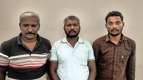 தோட்டக்கலைத் துறை அதிகாரி உட்பட 3 பேர் கைது 
