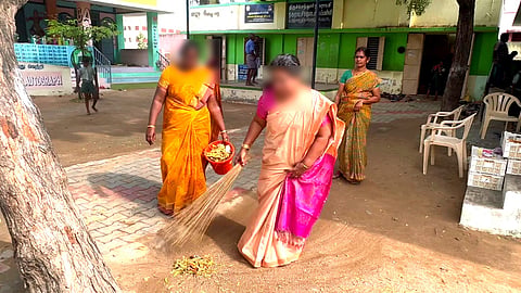 பள்ளி வளாகத்தை கூட்டிப் பெருக்கிய ஆசிரியர்கள்