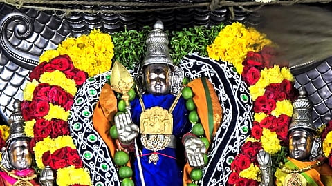 வள்ளி - தெய்வானையுடன் காட்சியளித்த முருகப்பெருமான்