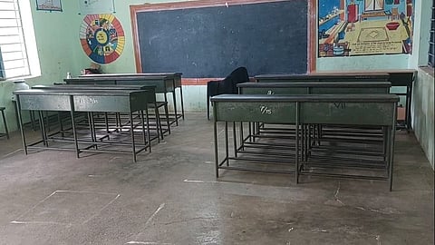 வெறிச்சோடிய வகுப்பறைகள் 