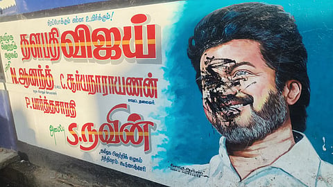 விஜயின் படத்தின் மீது கருப்பு மை பூசிய பெண்