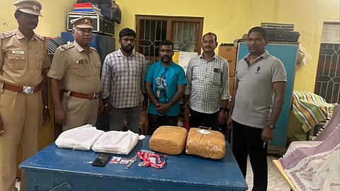 கடத்தி பறிமுதல்  போலி நிருபர் கைது