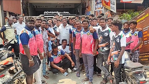 ரசிகர்கள் ரகளை