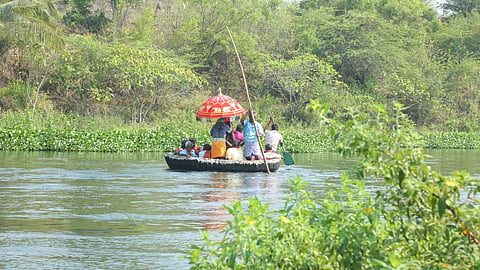 பவானி ஆற்றில் பவனி வந்த  சப்பரம்