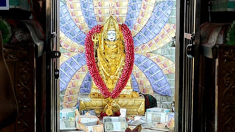 ரூபாய் நோட்டுகளால் தன அலங்காரம்