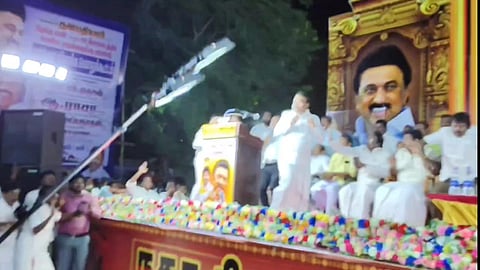 சரிந்து விழுந்த மின்விளக்கு