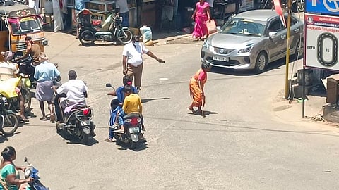 மூதாட்டிக்கு  உதவிய போக்குவரத்து எஸ்ஐ