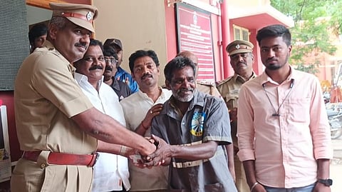 குப்பையில் கிடந்த தங்கச் செயின் காவல் நிலையத்தில் ஒப்படைத்த தூய்மை பணியாளர்