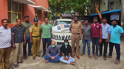 1 டன் புகையிலை பொருட்களை பறிமுதல் - இருவர் கைது 