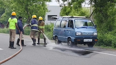 திடீரென தீப்பற்றி எரிந்த கார் 