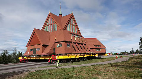 113 year old building moved 5 km in sweden 