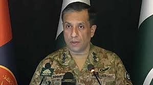 viral video on pak army spokesperson winks at woman journalist 