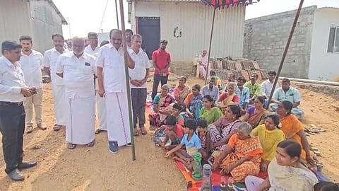 உண்ணாவிரத போராட்டத்தில் ஈடுபட்டுள்ள மயிலம்பாறை பொதுமக்கள்