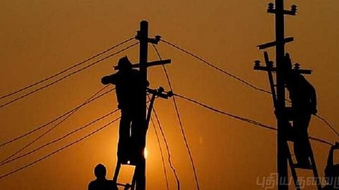 மின் வாரிய அதிகாரிகள் இருவர் சஸ்பெண்ட்