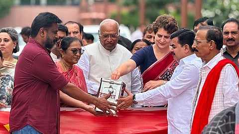 ராமர் கோயில் நிதி மோசடிக்கு எதிராக எதிர்க்கட்சி எம்.பி.க்கள் போராட்டம்