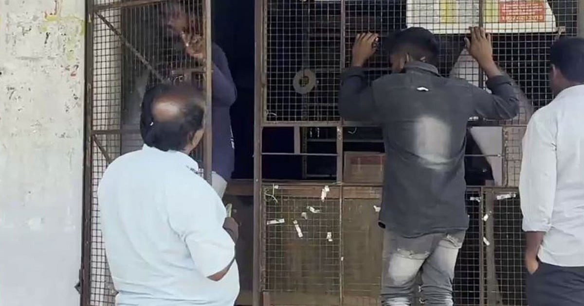 டாஸ்மாக் கடைகளில் கூடுதல் விலை வசூல்: 34 ஊழியர்கள் பணியிடை நீக்கம்